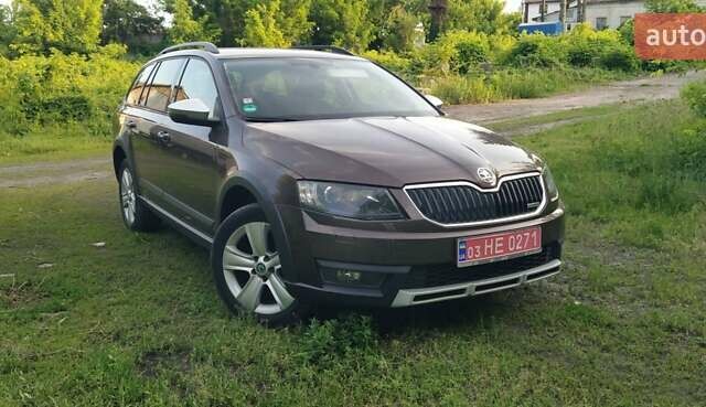 Коричневый Шкода Октавия Скаут, объемом двигателя 2 л и пробегом 327 тыс. км за 13400 $, фото 1 на Automoto.ua