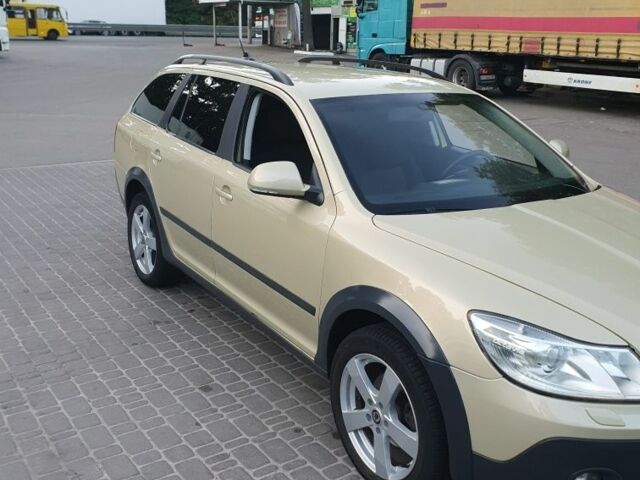 Желтый Шкода Октавия Скаут, объемом двигателя 2 л и пробегом 320 тыс. км за 10500 $, фото 4 на Automoto.ua