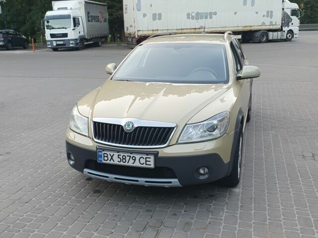 Желтый Шкода Октавия Скаут, объемом двигателя 2 л и пробегом 320 тыс. км за 10500 $, фото 7 на Automoto.ua