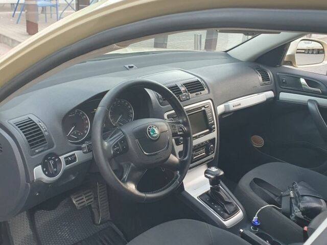 Желтый Шкода Октавия Скаут, объемом двигателя 2 л и пробегом 320 тыс. км за 10500 $, фото 5 на Automoto.ua