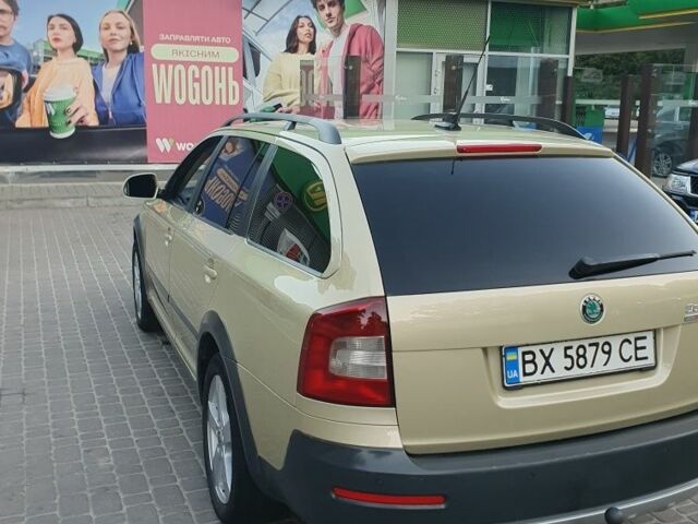 Желтый Шкода Октавия Скаут, объемом двигателя 2 л и пробегом 320 тыс. км за 10500 $, фото 6 на Automoto.ua