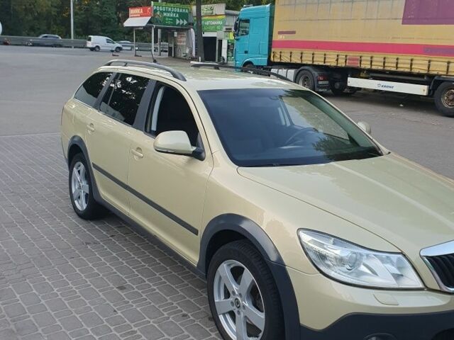 Желтый Шкода Октавия Скаут, объемом двигателя 2 л и пробегом 320 тыс. км за 10500 $, фото 3 на Automoto.ua