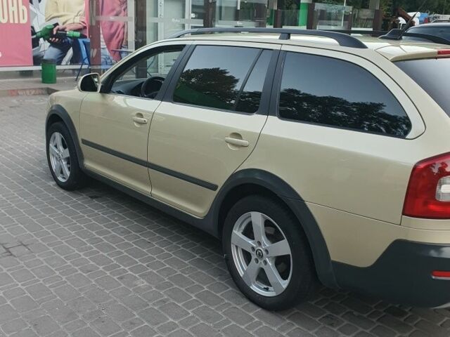 Желтый Шкода Октавия Скаут, объемом двигателя 2 л и пробегом 320 тыс. км за 10500 $, фото 2 на Automoto.ua