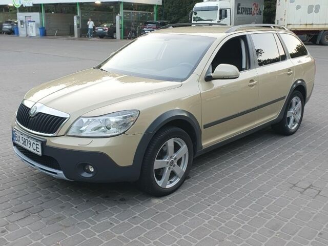 Желтый Шкода Октавия Скаут, объемом двигателя 2 л и пробегом 320 тыс. км за 10500 $, фото 1 на Automoto.ua