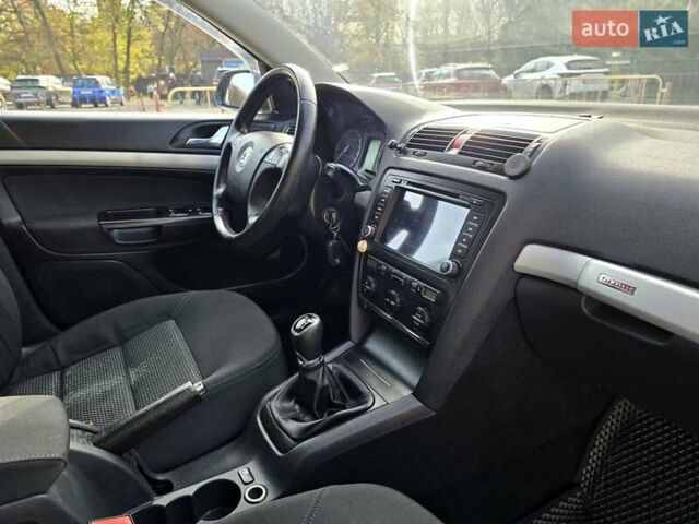 Серый Шкода Октавия Скаут, объемом двигателя 2 л и пробегом 213 тыс. км за 6200 $, фото 40 на Automoto.ua