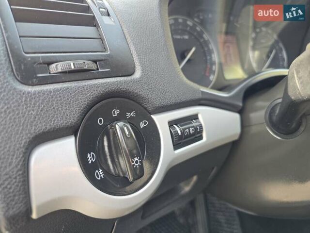 Серый Шкода Октавия Скаут, объемом двигателя 2 л и пробегом 213 тыс. км за 6200 $, фото 41 на Automoto.ua