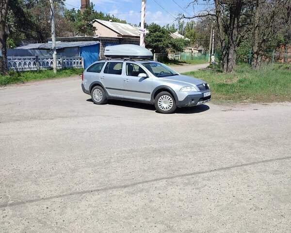 Сірий Шкода Octavia Scout, об'ємом двигуна 2 л та пробігом 400 тис. км за 5600 $, фото 1 на Automoto.ua