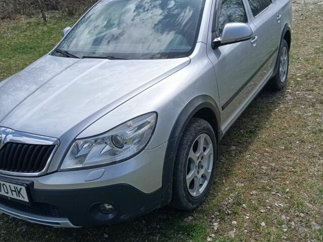 Серый Шкода Октавия Скаут, объемом двигателя 2 л и пробегом 256 тыс. км за 9000 $, фото 1 на Automoto.ua