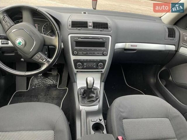 Серый Шкода Октавия Скаут, объемом двигателя 1.8 л и пробегом 214 тыс. км за 8500 $, фото 37 на Automoto.ua