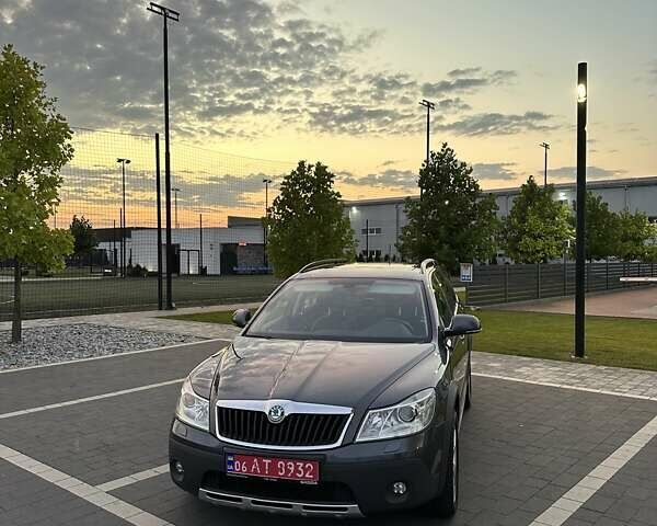 Сірий Шкода Octavia Scout, об'ємом двигуна 2 л та пробігом 194 тис. км за 13200 $, фото 1 на Automoto.ua