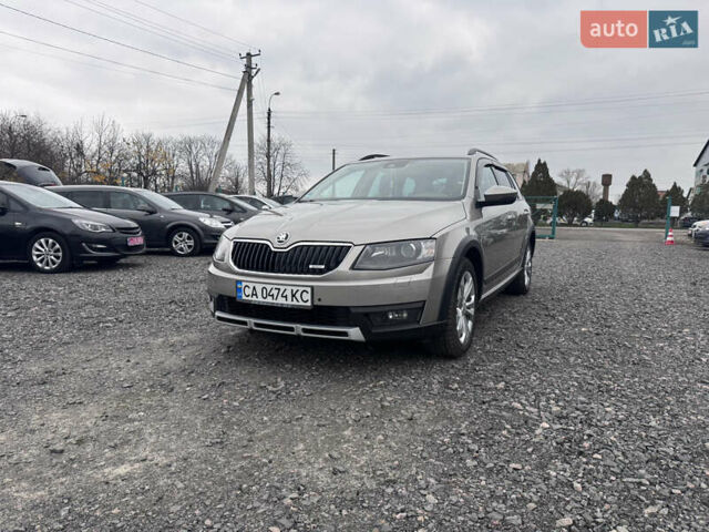 Серый Шкода Октавия Скаут, объемом двигателя 2 л и пробегом 220 тыс. км за 15700 $, фото 1 на Automoto.ua