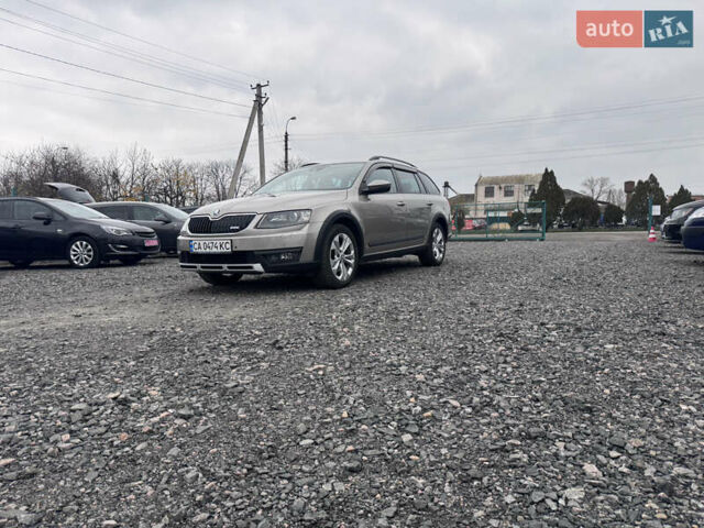 Серый Шкода Октавия Скаут, объемом двигателя 2 л и пробегом 220 тыс. км за 15700 $, фото 3 на Automoto.ua