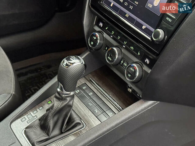 Серый Шкода Октавия Скаут, объемом двигателя 2 л и пробегом 251 тыс. км за 15950 $, фото 96 на Automoto.ua