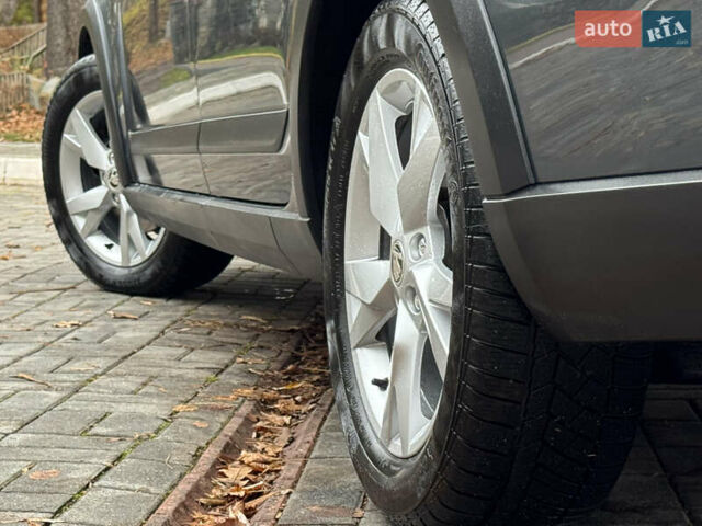 Серый Шкода Октавия Скаут, объемом двигателя 2 л и пробегом 251 тыс. км за 15950 $, фото 61 на Automoto.ua