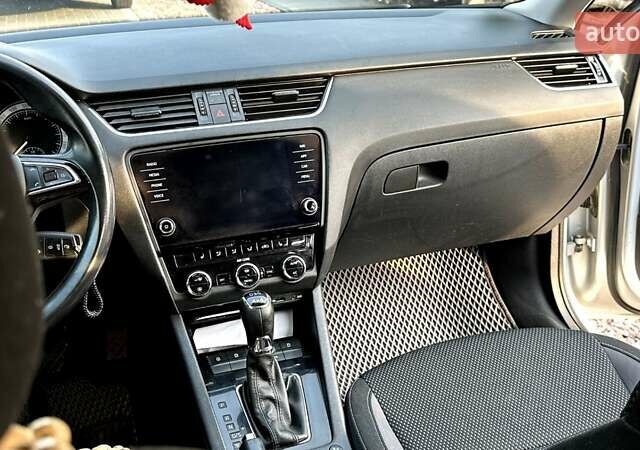 Серый Шкода Октавия Скаут, объемом двигателя 2 л и пробегом 235 тыс. км за 17000 $, фото 2 на Automoto.ua