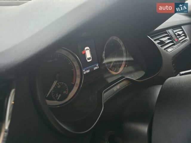 Синий Шкода Октавия Скаут, объемом двигателя 1.97 л и пробегом 227 тыс. км за 18700 $, фото 27 на Automoto.ua