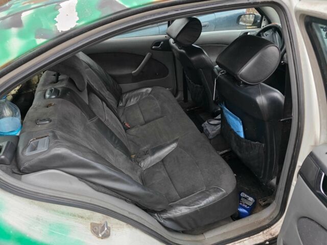 Белый Шкода Октавия, объемом двигателя 1.9 л и пробегом 300 тыс. км за 1547 $, фото 5 на Automoto.ua