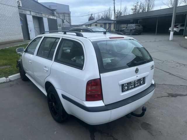 Белый Шкода Октавия, объемом двигателя 1.6 л и пробегом 150 тыс. км за 1850 $, фото 1 на Automoto.ua