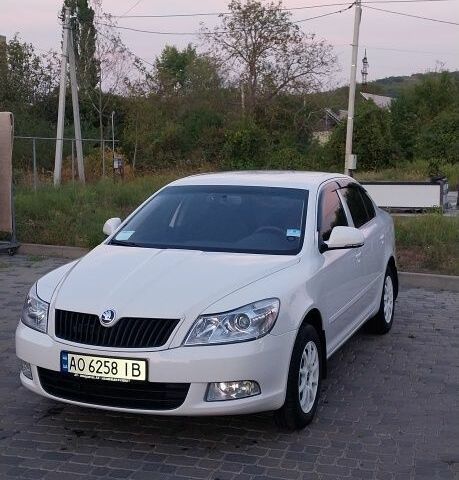 Белый Шкода Октавия, объемом двигателя 1.6 л и пробегом 65 тыс. км за 9406 $, фото 2 на Automoto.ua