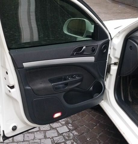 Белый Шкода Октавия, объемом двигателя 1.6 л и пробегом 65 тыс. км за 9406 $, фото 9 на Automoto.ua