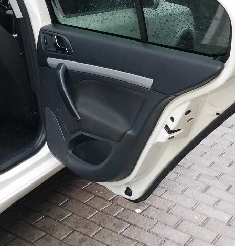 Белый Шкода Октавия, объемом двигателя 1.6 л и пробегом 65 тыс. км за 9406 $, фото 15 на Automoto.ua