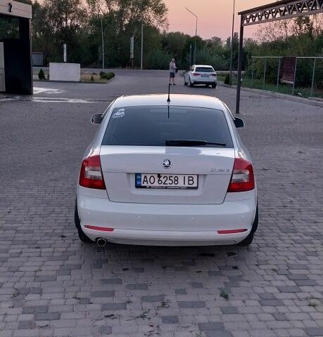 Белый Шкода Октавия, объемом двигателя 1.6 л и пробегом 65 тыс. км за 9406 $, фото 4 на Automoto.ua