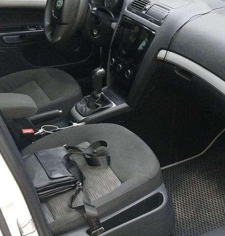 Белый Шкода Октавия, объемом двигателя 1.6 л и пробегом 65 тыс. км за 9406 $, фото 14 на Automoto.ua