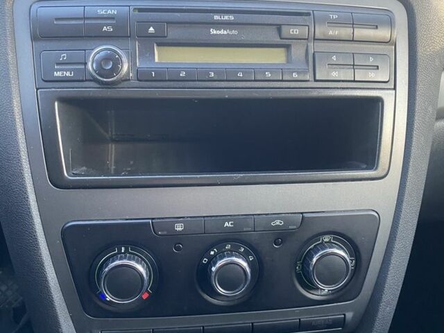 Белый Шкода Октавия, объемом двигателя 0 л и пробегом 256 тыс. км за 4065 $, фото 2 на Automoto.ua