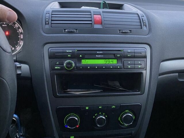 Белый Шкода Октавия, объемом двигателя 0 л и пробегом 256 тыс. км за 4065 $, фото 1 на Automoto.ua