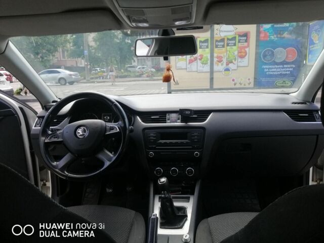 Белый Шкода Октавия, объемом двигателя 2 л и пробегом 330 тыс. км за 9000 $, фото 5 на Automoto.ua