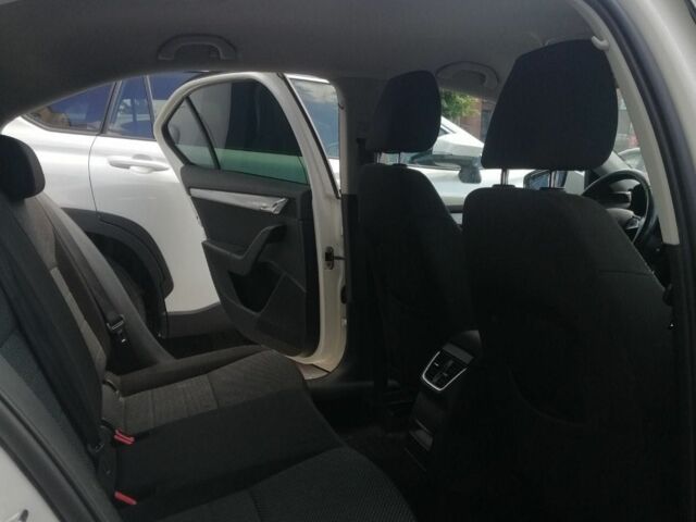 Белый Шкода Октавия, объемом двигателя 2 л и пробегом 330 тыс. км за 9000 $, фото 9 на Automoto.ua