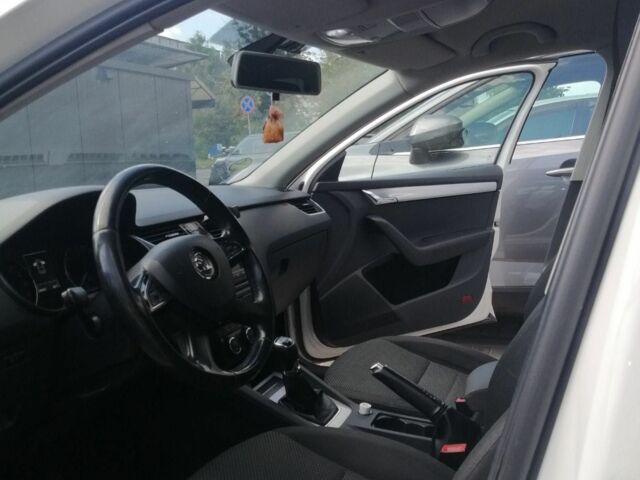 Белый Шкода Октавия, объемом двигателя 2 л и пробегом 330 тыс. км за 9000 $, фото 6 на Automoto.ua