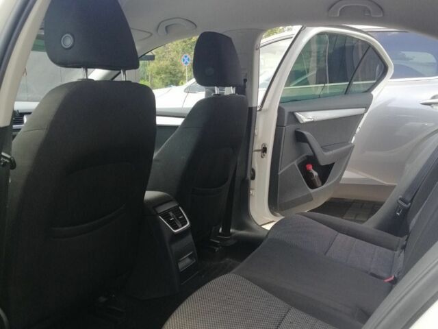 Белый Шкода Октавия, объемом двигателя 2 л и пробегом 330 тыс. км за 9000 $, фото 8 на Automoto.ua