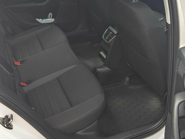 Білий Шкода Октавія, об'ємом двигуна 1.6 л та пробігом 205 тис. км за 12999 $, фото 6 на Automoto.ua