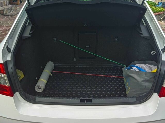 Білий Шкода Октавія, об'ємом двигуна 1.6 л та пробігом 205 тис. км за 12999 $, фото 5 на Automoto.ua