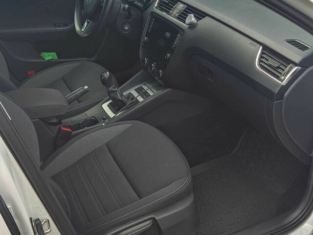 Білий Шкода Октавія, об'ємом двигуна 1.6 л та пробігом 205 тис. км за 12999 $, фото 7 на Automoto.ua