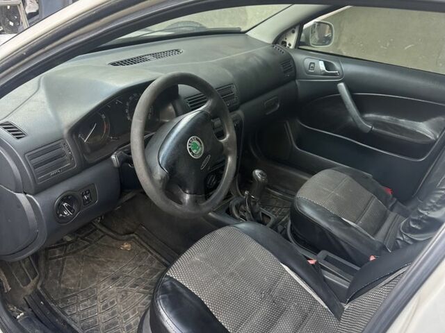 Белый Шкода Октавия, объемом двигателя 1.6 л и пробегом 340 тыс. км за 1550 $, фото 2 на Automoto.ua