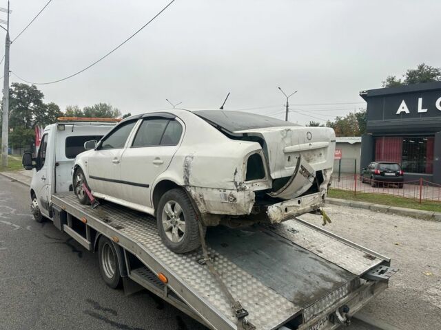 Белый Шкода Октавия, объемом двигателя 1.6 л и пробегом 200 тыс. км за 1800 $, фото 1 на Automoto.ua