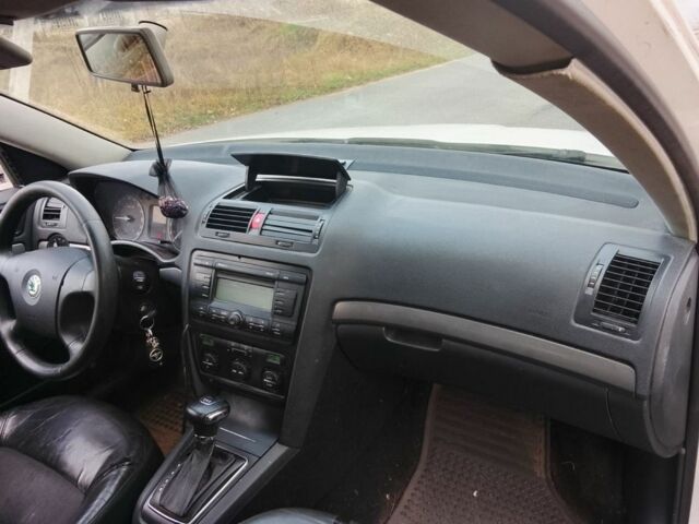 Білий Шкода Октавія, об'ємом двигуна 1.9 л та пробігом 241 тис. км за 1900 $, фото 4 на Automoto.ua