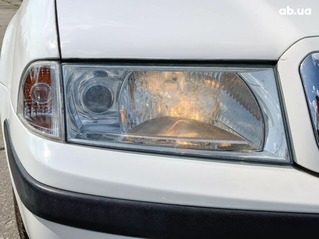 Белый Шкода Октавия, объемом двигателя 1.6 л и пробегом 205 тыс. км за 6290 $, фото 5 на Automoto.ua