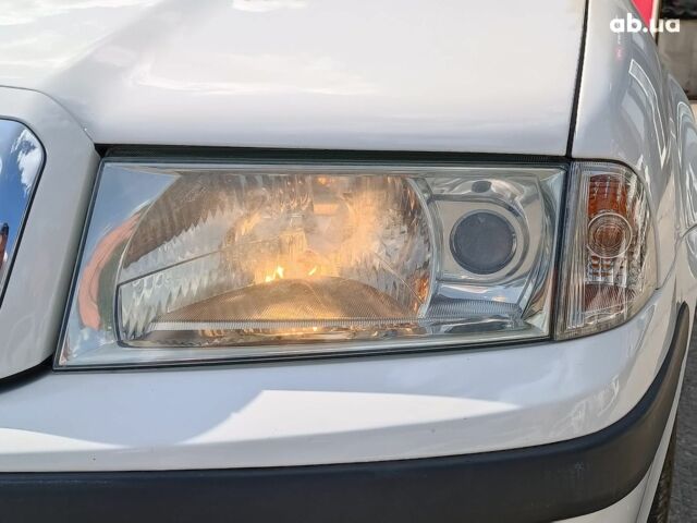 Белый Шкода Октавия, объемом двигателя 1.6 л и пробегом 205 тыс. км за 6290 $, фото 4 на Automoto.ua