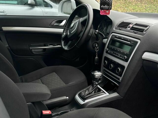 Білий Шкода Октавія, об'ємом двигуна 1.8 л та пробігом 290 тис. км за 7000 $, фото 11 на Automoto.ua