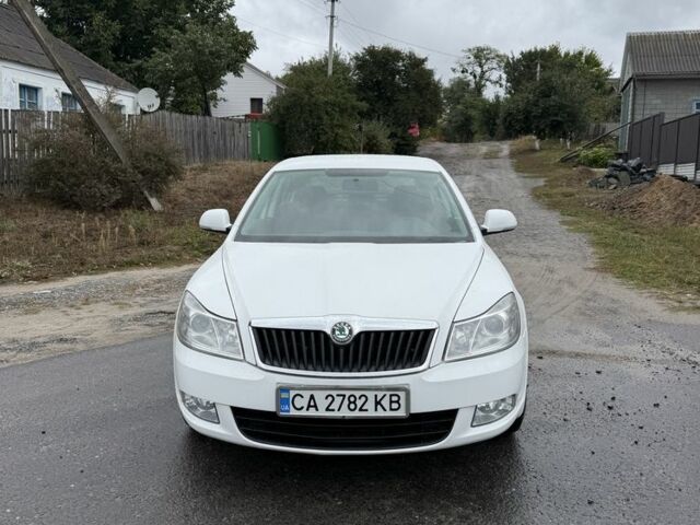 Білий Шкода Октавія, об'ємом двигуна 1.6 л та пробігом 230 тис. км за 6500 $, фото 1 на Automoto.ua