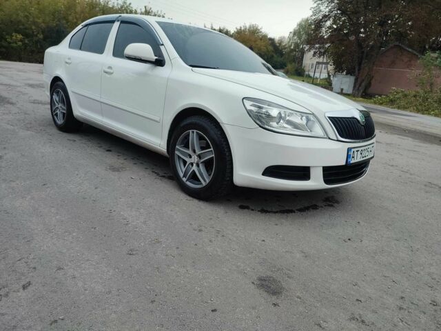 Белый Шкода Октавия, объемом двигателя 1.6 л и пробегом 215 тыс. км за 7800 $, фото 1 на Automoto.ua