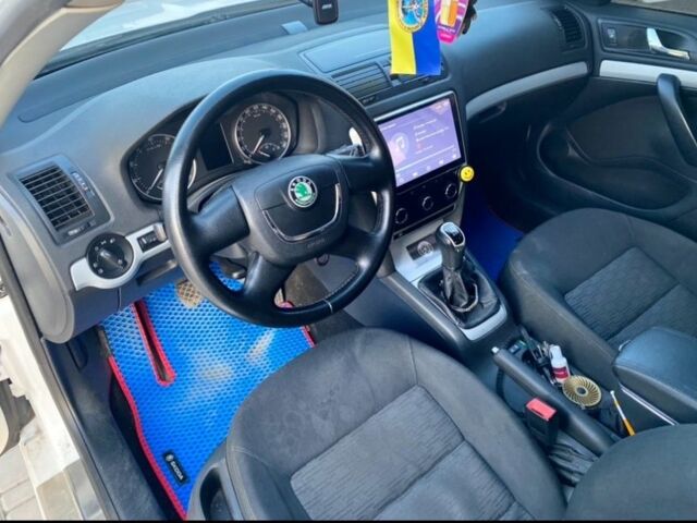 Білий Шкода Октавія, об'ємом двигуна 1.8 л та пробігом 245 тис. км за 9000 $, фото 7 на Automoto.ua