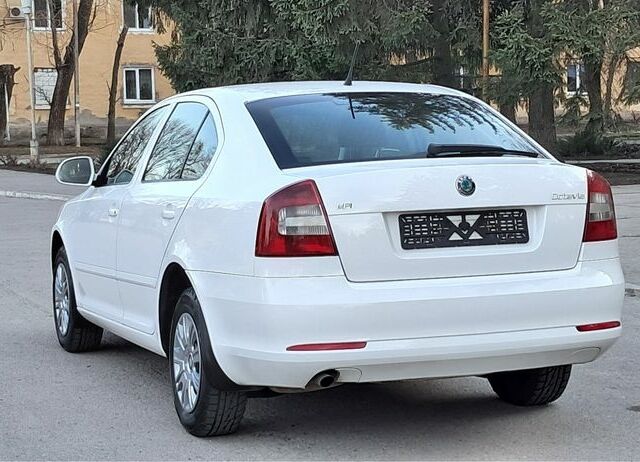 Белый Шкода Октавия, объемом двигателя 1.6 л и пробегом 105 тыс. км за 8300 $, фото 6 на Automoto.ua