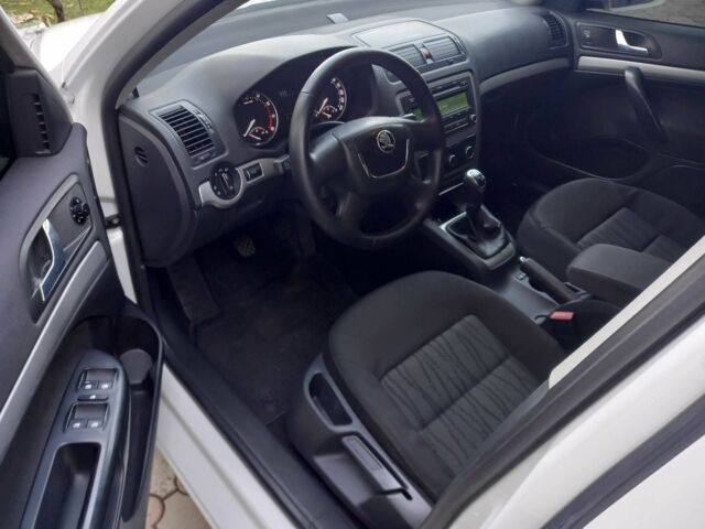 Білий Шкода Октавія, об'ємом двигуна 1.6 л та пробігом 205 тис. км за 7100 $, фото 6 на Automoto.ua