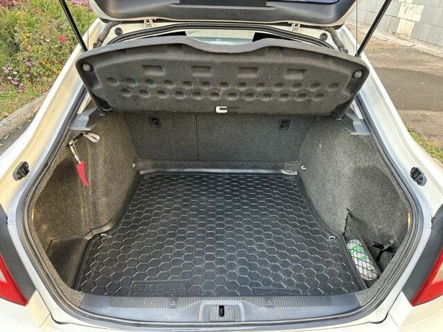 Белый Шкода Октавия, объемом двигателя 1.6 л и пробегом 228 тыс. км за 7700 $, фото 10 на Automoto.ua