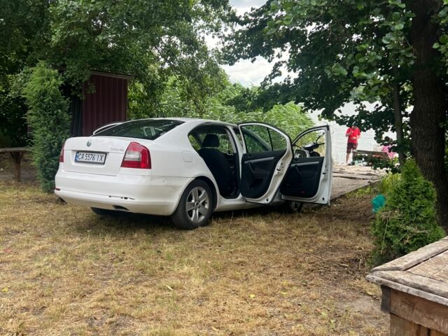 Білий Шкода Октавія, об'ємом двигуна 1.6 л та пробігом 344 тис. км за 287000 $, фото 5 на Automoto.ua