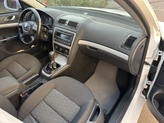 Белый Шкода Октавия, объемом двигателя 1.6 л и пробегом 228 тыс. км за 7700 $, фото 8 на Automoto.ua